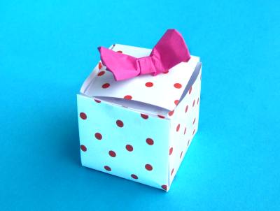 origami giftbox with polkadots pattern