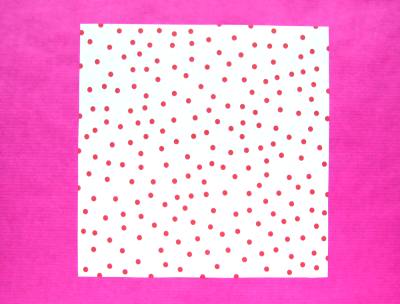 papier met rode polka dot stippen om een hartje van te maken