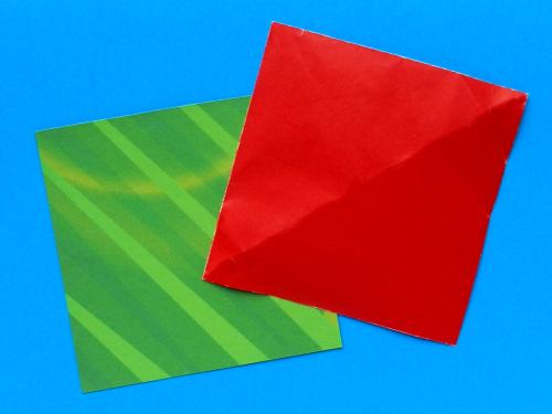 Een hulst met rode besjes maken van papier Een hulst met rode besjes maken van papier