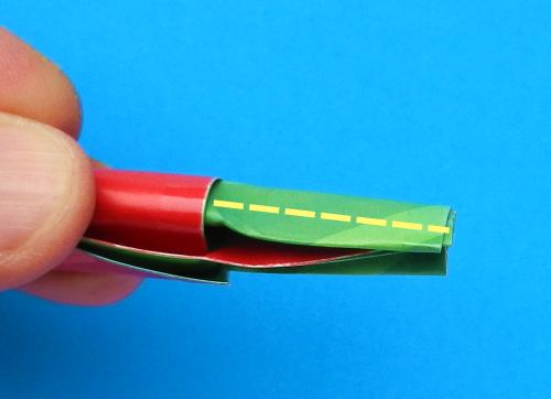 Een hulst met rode besjes maken van papier Een hulst met rode besjes maken van papier