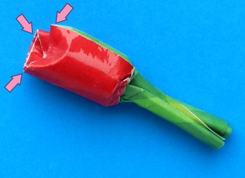 Een hulst met rode besjes maken van papier Een hulst met rode besjes maken van papier