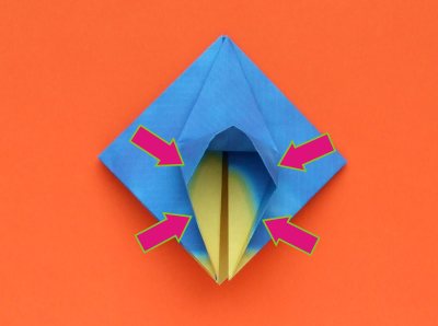 uitleg om een origami Iris te vouwen