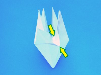 een witte origami Lelie vouwen