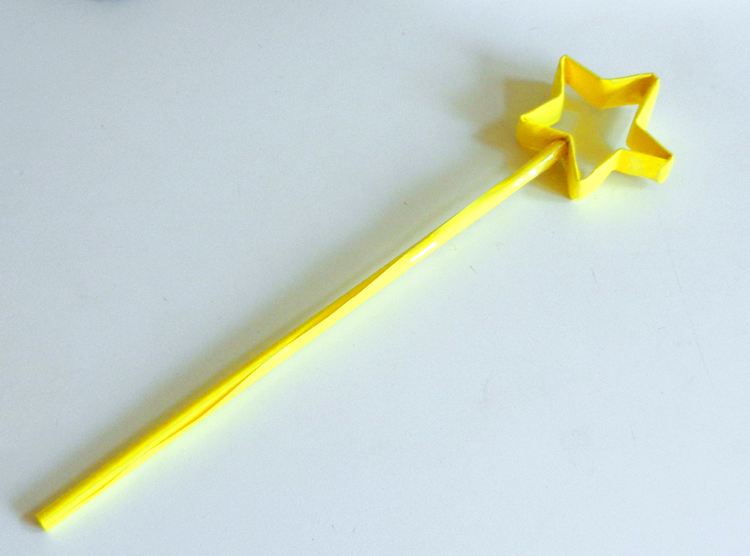 zelfgemaakte toverstaf van papier zelfgemaakte toverstaf van papier