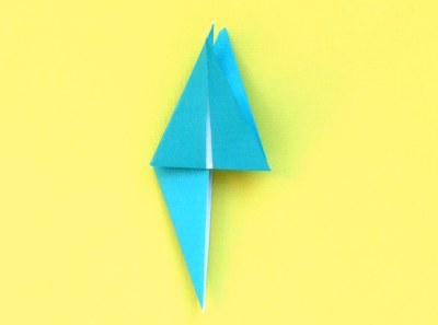 een onderdeel van een modulair origami model vouwen