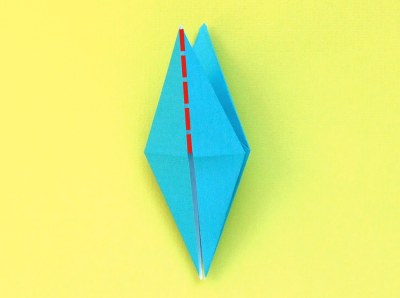 een onderdeel van een modulair origami model vouwen