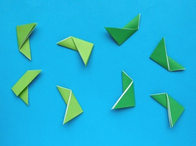 diagrams for a modular origami christmas wreath with a bow on it diagrams for a modular origami christmas wreath with a bow on it