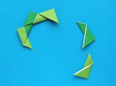 diagrams for a modular origami christmas wreath with a bow on it diagrams for a modular origami christmas wreath with a bow on it