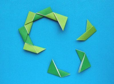diagrams for a modular origami christmas wreath with a bow on it diagrams for a modular origami christmas wreath with a bow on it