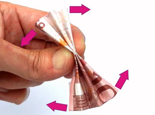 Een strikje vouwen van geld Een strikje vouwen van geld