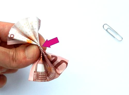 Een strikje vouwen van geld Een strikje vouwen van geld