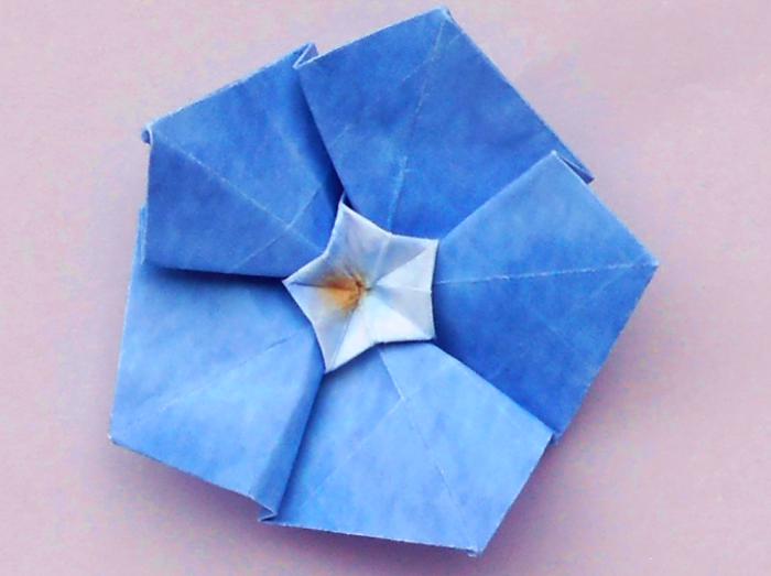 Fold an Origami Periwinkle Flower Fold an Origami Periwinkle Flower