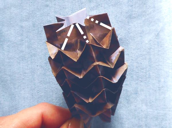 Origami Dennenappel maken