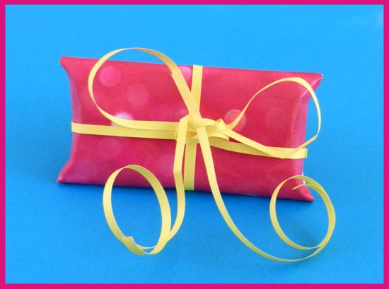 cadeaudoosje van papier met een geel lint erom cadeaudoosje van papier met een geel lint erom