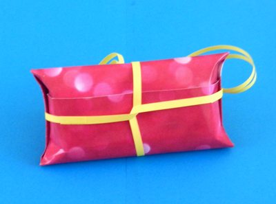 roze doosje met geel lint erom roze doosje met geel lint erom