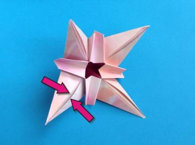 een mooie roze bloem van papier maken een mooie roze bloem van papier maken