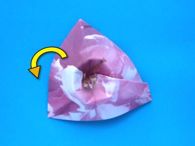 uitleg om een schattige roze bloem van papier te maken