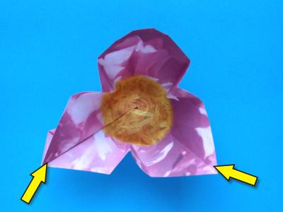 uitleg om een schattige roze bloem van papier te maken