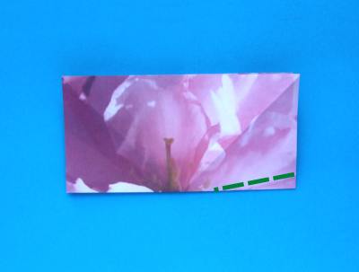 uitleg om een schattige roze bloem van papier te maken