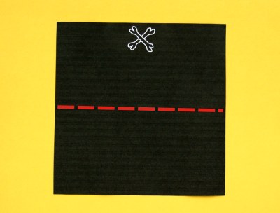 vel papier om een piratenhoedje van te vouwen