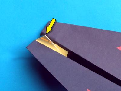 een vliegtuigje van papier vouwen (model mijnenveger) een vliegtuigje van papier vouwen (model mijnenveger)