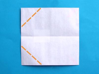 een vliegtuigje van papier vouwen (model mijnenveger) een vliegtuigje van papier vouwen (model mijnenveger)