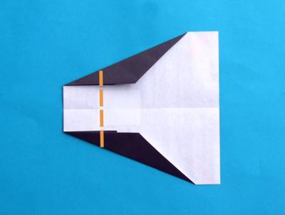 een vliegtuigje van papier vouwen (model mijnenveger) een vliegtuigje van papier vouwen (model mijnenveger)