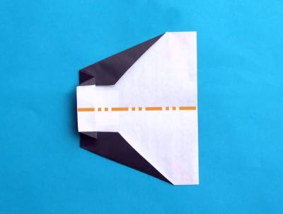 een vliegtuigje van papier vouwen (model mijnenveger) een vliegtuigje van papier vouwen (model mijnenveger)