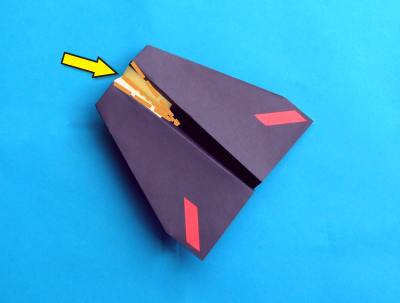 een vliegtuigje van papier vouwen (model mijnenveger) een vliegtuigje van papier vouwen (model mijnenveger)
