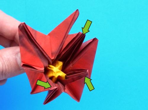 Make Origami Poinsettia flowers