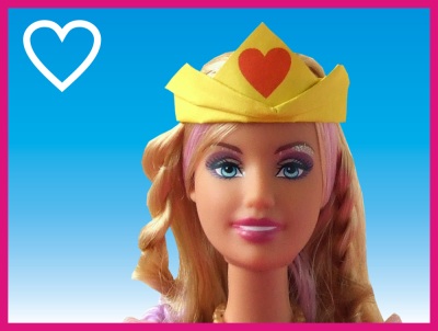 barbie met een kroontje van een prinses op haar hoofd