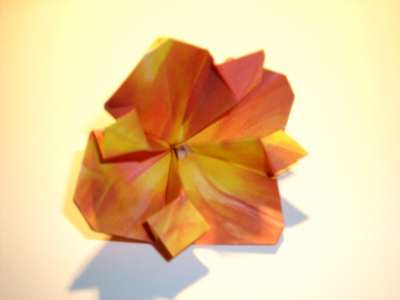 rode origami bloem