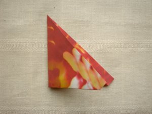 een rode bloem van papier maken