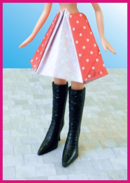 plooirok van papier met polkadots en zwarte laarzen plooirok van papier met polkadots en zwarte laarzen