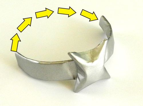 een ring met ster van zilverkleurig papier knutselen een ring met ster van zilverkleurig papier knutselen
