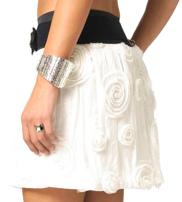 vrouw in zomerkleding met een origami ring met ster vrouw in zomerkleding met een origami ring met ster