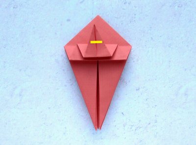 een rode origami roos vouwen