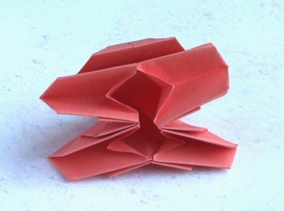 een rode origami roos vouwen