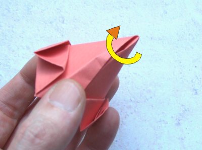 een rode origami roos vouwen