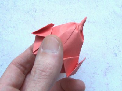 een rode origami roos vouwen