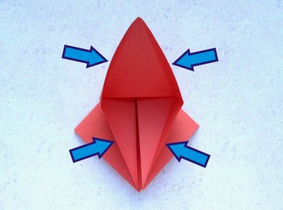 een rode origami roos vouwen