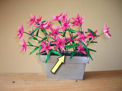 zandkorrels van papier in een potje met origami bloemen zandkorrels van papier in een potje met origami bloemen