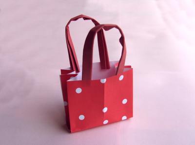 origami shoppingbag with polkadots pattern