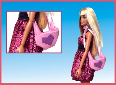 barbie met een schoudertas van papier