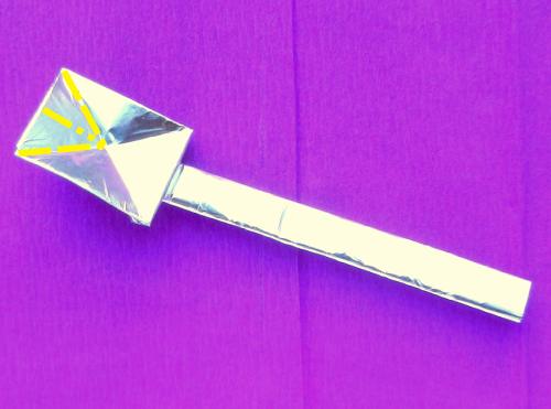 Een lepel knutselen van aluminiumfolie Een lepel knutselen van aluminiumfolie