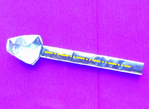 Een lepel knutselen van aluminiumfolie Een lepel knutselen van aluminiumfolie
