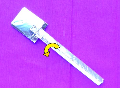 Een lepel knutselen van aluminiumfolie Een lepel knutselen van aluminiumfolie