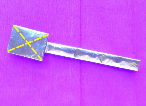 Een lepel knutselen van aluminiumfolie Een lepel knutselen van aluminiumfolie
