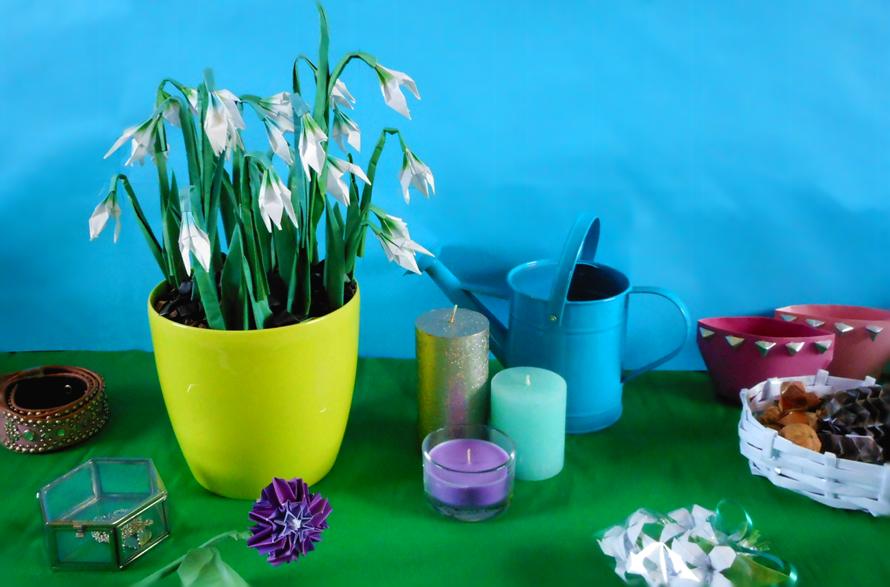 Origami bloemen en tuinspullen