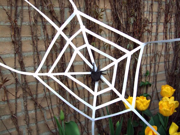 zelfgemaakte spin van papier in een groot spinnenweb zelfgemaakte spin van papier in een groot spinnenweb